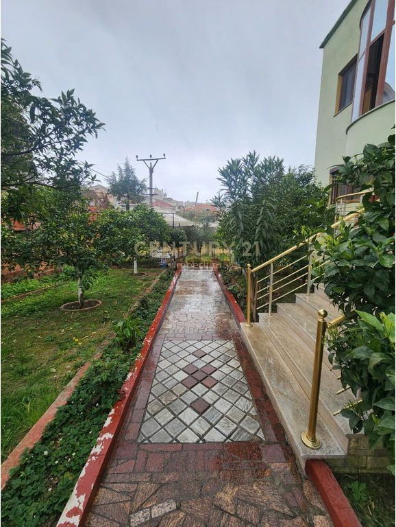 🏰 Villa a Tre Piani con Potenziale di Sviluppo – Città Studentesca