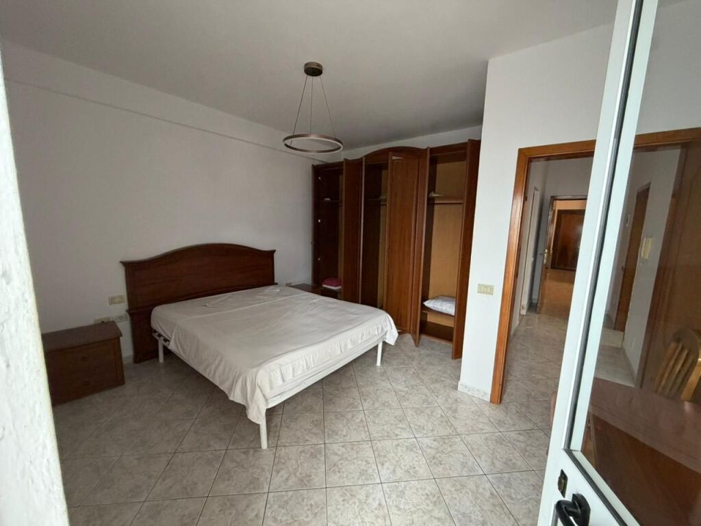 Jepet me qira apartament tek Rruga Siri Kodra 📍 Sipër Ambulancës nr. 3, kati 5 (me ashensor) 📐 110 m² | 🛋️ Sallon + guzhinë | 🛏️ 3 dhoma gjumi | 🚿 2 banjo | 🌇 Ballkon 💶 Çmimi: 750€/muaj