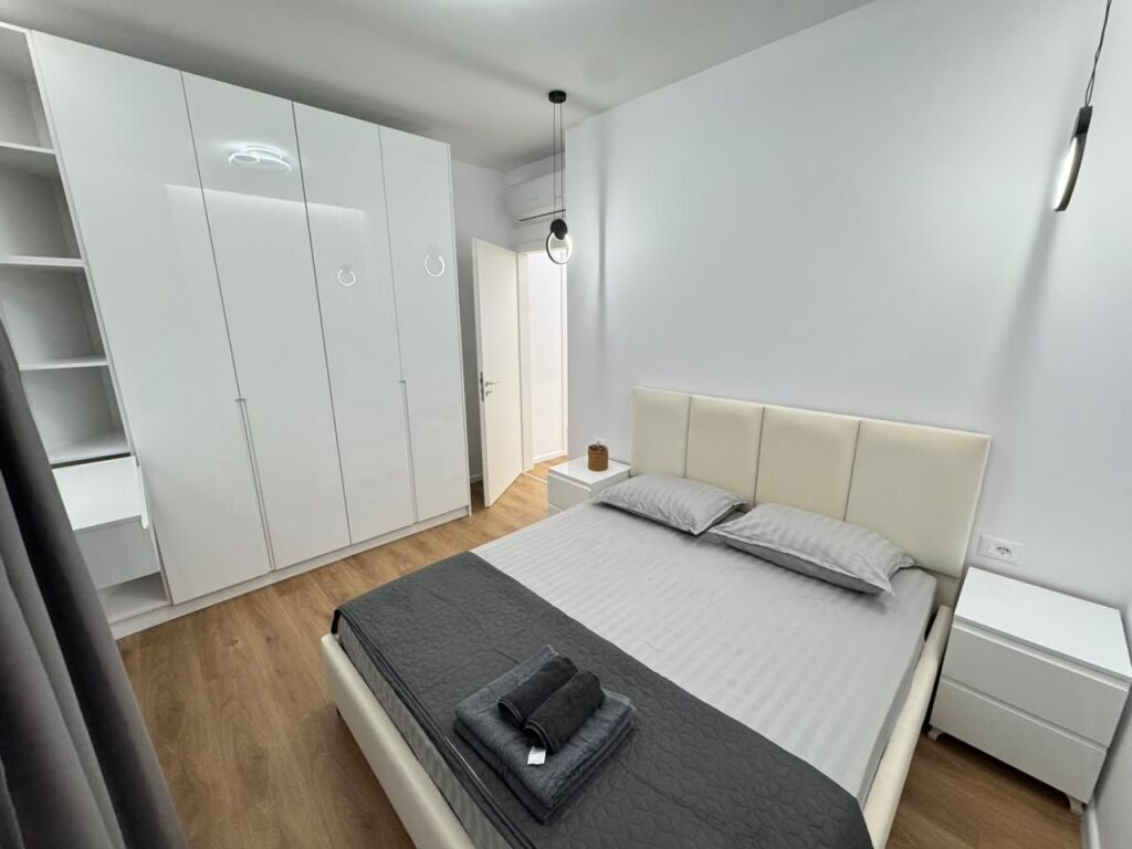 Jepet me qera Apartament 2+1+Parkim  Adresa : Ali Demi Kompleksi Kadiu  E mobiluar  Kati 7  Siperfaqe 89 m2  Cmimi 600 mij lek me parkim