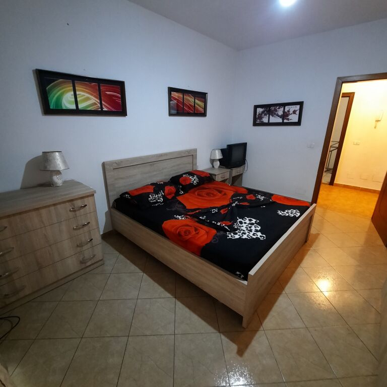 Vendo app 1+1, Via 5 Maji, Tirana. Arredato.