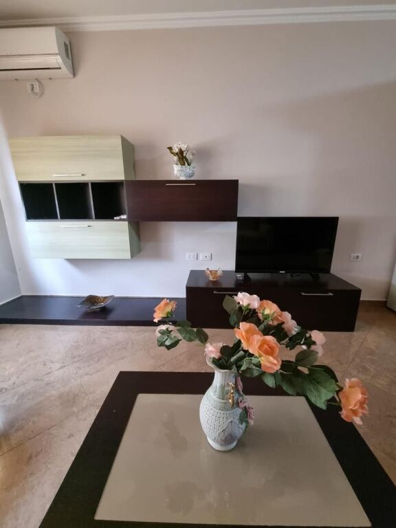 📣 AFFITTO Appartamento 1+1 📍 Vicino al Liceo "Petro Nini Luarasi" ✨   🏢 Nuova Costruzione  🪜 8° Piano (Con Ascensore)  🛋️ Completamente Arredato   💶 Prezzo 60.000 Leke/Mese