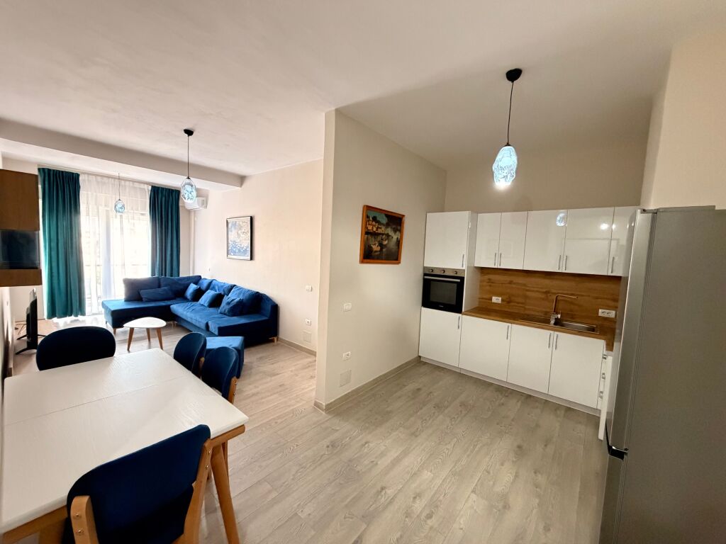 Jepet me qera apartament 1+1 ne rrugen Xhanfize Keko te Xhamlliku.Apartamenti eshte totalisht i ri,i sapo arreduar me cdo gje cilesore,ndodhet ne nje pallat te ri me ashensor.600 mije leke qeraja mujore