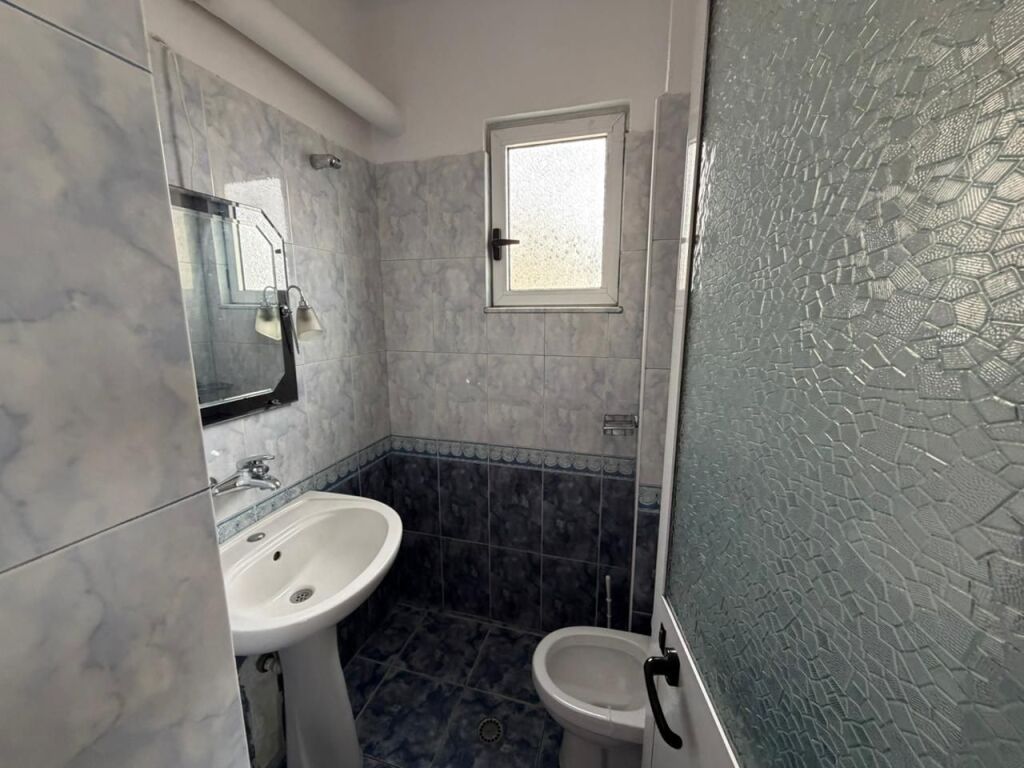 Jepet me qira apartament tek Rruga Siri Kodra 📍 Sipër Ambulancës nr. 3, kati 5 (me ashensor) 📐 110 m² | 🛋️ Sallon + guzhinë | 🛏️ 3 dhoma gjumi | 🚿 2 banjo | 🌇 Ballkon 💶 Çmimi: 750€/muaj