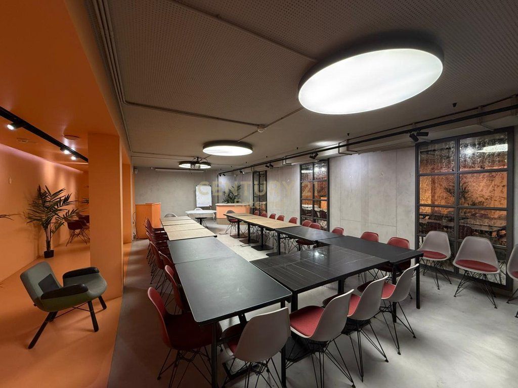 Ambienti per uffici in affitto in Via Elbasani 3,325 € /Mese