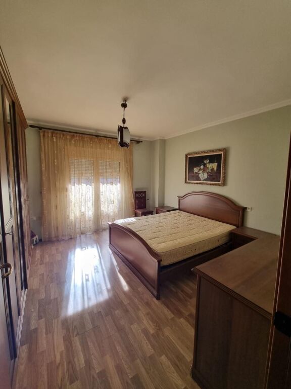 📣 AFFITTO Appartamento 1+1 📍 Vicino al Liceo "Petro Nini Luarasi" ✨   🏢 Nuova Costruzione  🪜 8° Piano (Con Ascensore)  🛋️ Completamente Arredato   💶 Prezzo 60.000 Leke/Mese