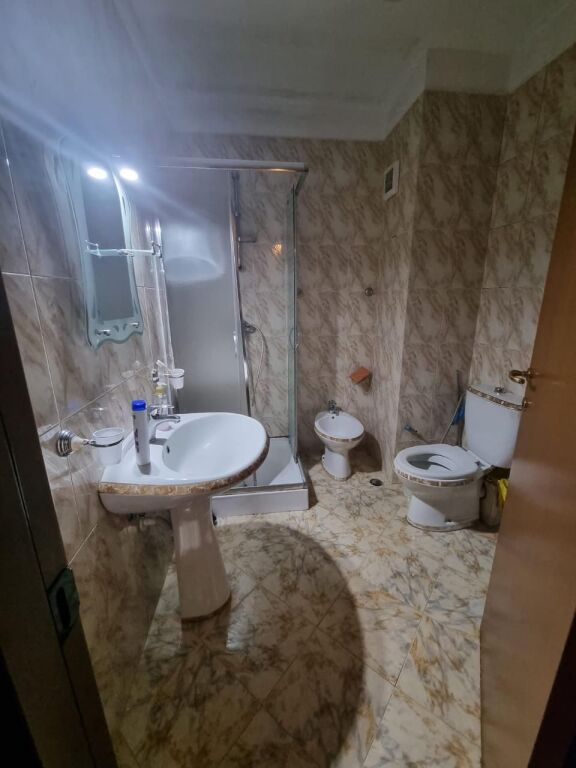 📣 AFFITTO Appartamento 1+1 📍 Vicino al Liceo "Petro Nini Luarasi" ✨   🏢 Nuova Costruzione  🪜 8° Piano (Con Ascensore)  🛋️ Completamente Arredato   💶 Prezzo 60.000 Leke/Mese