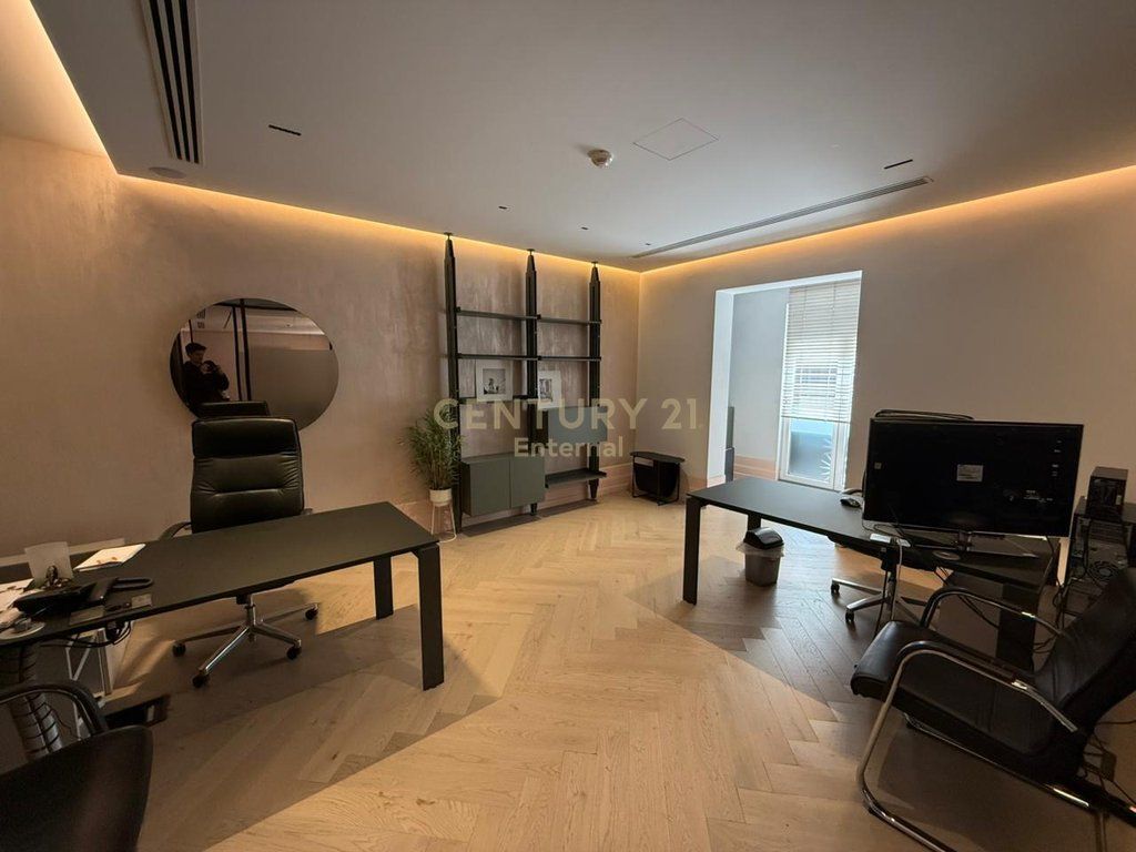 Ambienti per uffici in affitto in Via Elbasani 3,325 € /Mese