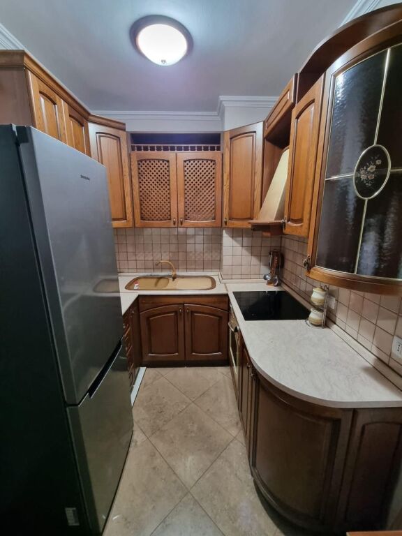 📣 AFFITTO Appartamento 1+1 📍 Vicino al Liceo "Petro Nini Luarasi" ✨   🏢 Nuova Costruzione  🪜 8° Piano (Con Ascensore)  🛋️ Completamente Arredato   💶 Prezzo 60.000 Leke/Mese