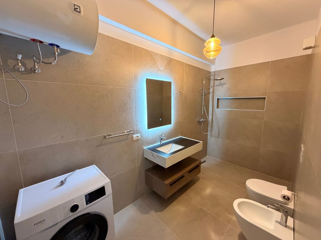 Jepet me qera apartament 1+1 ne rrugen Xhanfize Keko te Xhamlliku.Apartamenti eshte totalisht i ri,i sapo arreduar me cdo gje cilesore,ndodhet ne nje pallat te ri me ashensor.600 mije leke qeraja mujore