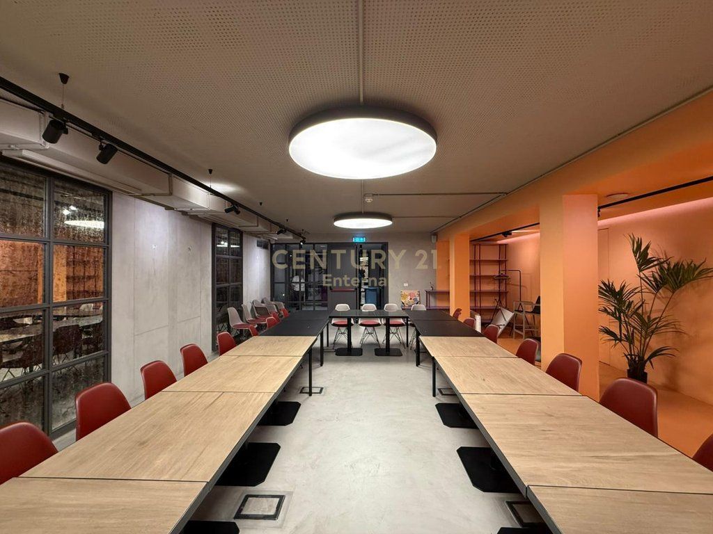 Ambienti per uffici in affitto in Via Elbasani 3,325 € /Mese
