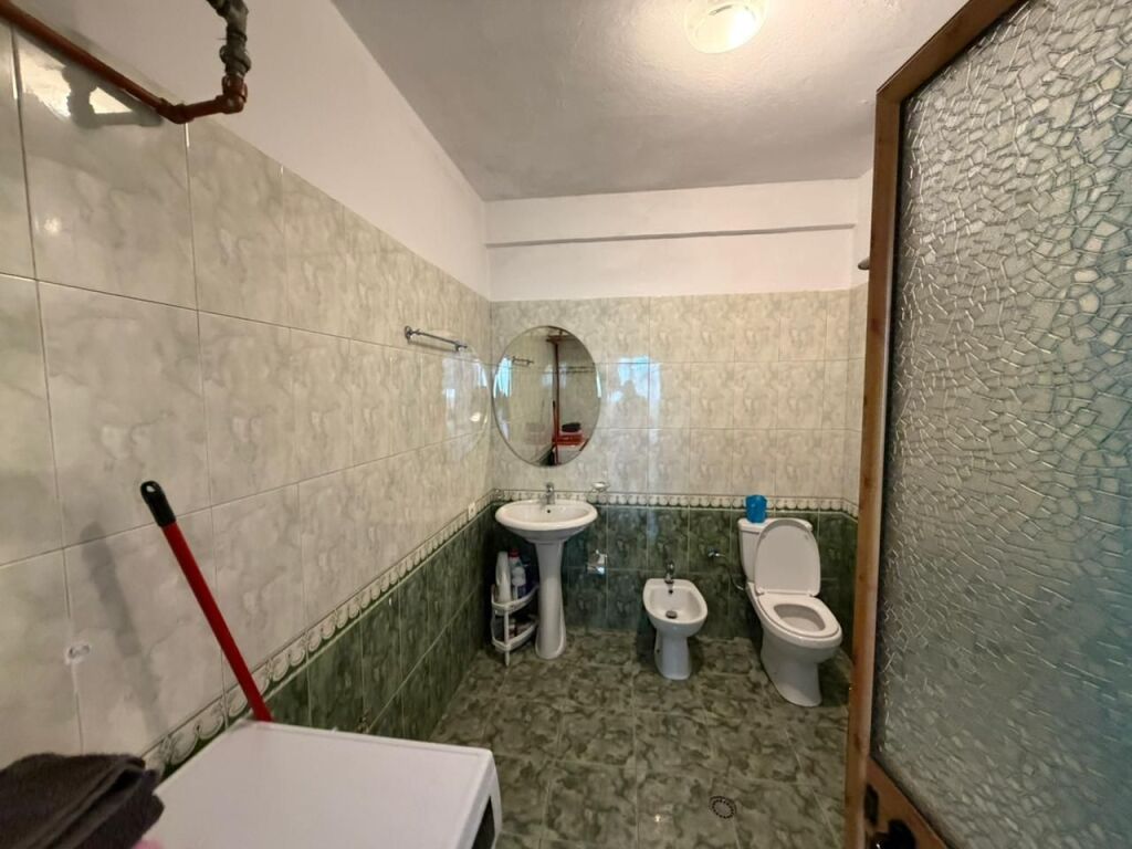 Jepet me qira apartament tek Rruga Siri Kodra 📍 Sipër Ambulancës nr. 3, kati 5 (me ashensor) 📐 110 m² | 🛋️ Sallon + guzhinë | 🛏️ 3 dhoma gjumi | 🚿 2 banjo | 🌇 Ballkon 💶 Çmimi: 750€/muaj