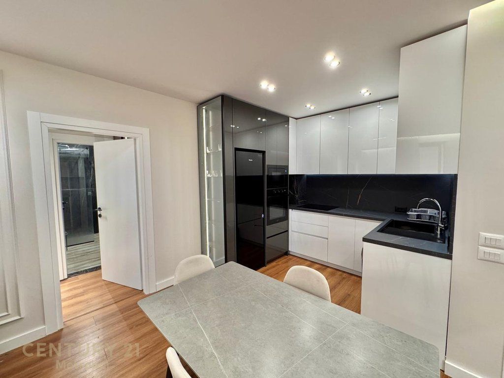 APARTAMENT 2+1 PRANE PAZARIT TE RI! 1,050 € /Muaj