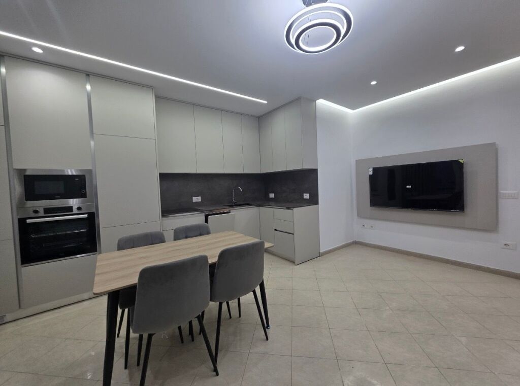 Super 2+1+2, Bohem Bar Astir 600 mila lek