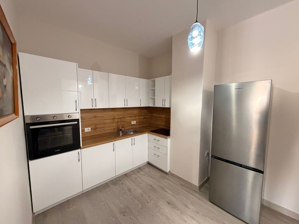 Jepet me qera apartament 1+1 ne rrugen Xhanfize Keko te Xhamlliku.Apartamenti eshte totalisht i ri,i sapo arreduar me cdo gje cilesore,ndodhet ne nje pallat te ri me ashensor.600 mije leke qeraja mujore