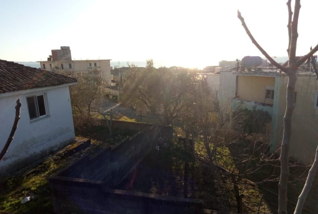 VENDITA DI EDIFICIO + TERRENO, PLEPA, DURRES. (Vista parziale sul mare)
