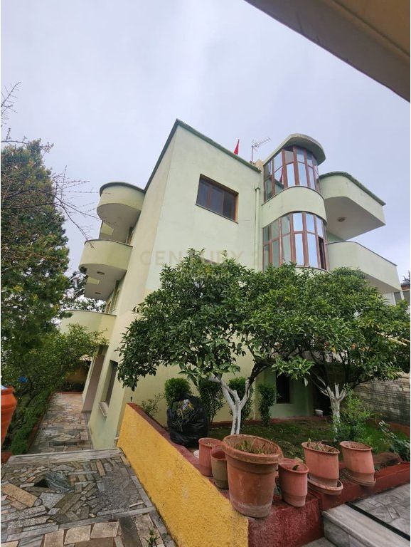 🏰 Villa a Tre Piani con Potenziale di Sviluppo – Città Studentesca