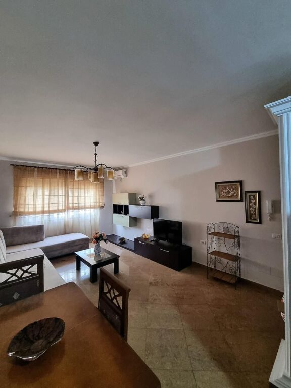 📣 AFFITTO Appartamento 1+1 📍 Vicino al Liceo "Petro Nini Luarasi" ✨   🏢 Nuova Costruzione  🪜 8° Piano (Con Ascensore)  🛋️ Completamente Arredato   💶 Prezzo 60.000 Leke/Mese