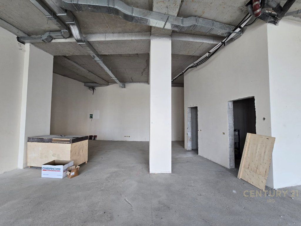 COMMERCIAL UNIT FOR RENT WITH 2 PARKING SPOTS, GROUND FLOOR AT LAKE VIEW !!