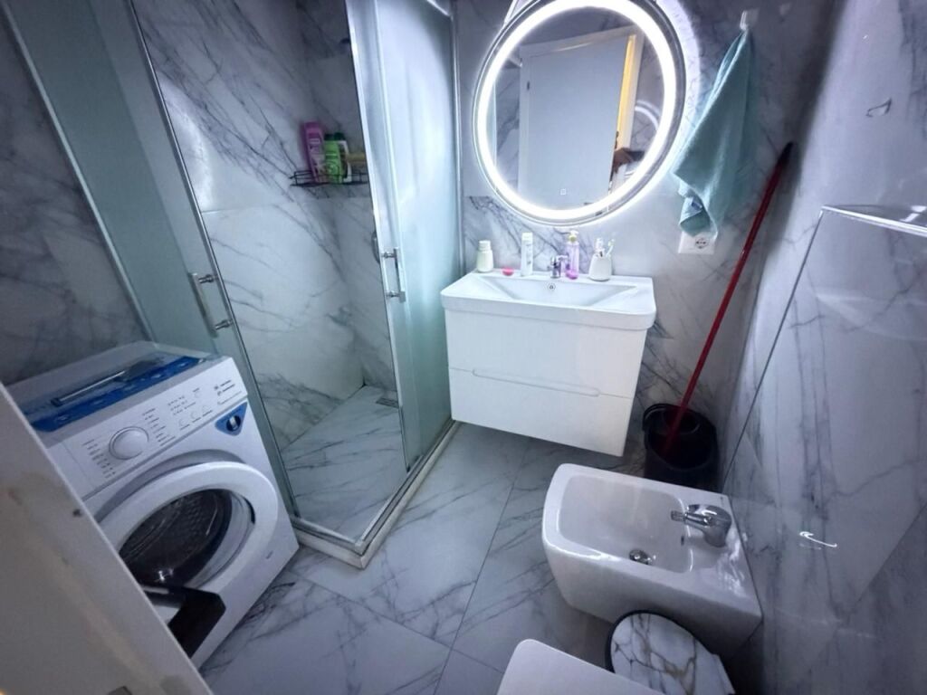 ✨Jepet super apartament me qera 1+1  📐55m2 neto dhe e sapo investuar.  🛋️Hyrja disponon mobilim te kompletuar dhe ka te gjitha sendet e nevojshme. Nuk mungon asgje dhe eshte gati per bamim. 🏬Ndodhet ne pallat te ri me ashensor  🧗🏻kati i 7 (jo i fundit)  📍Adresa: rruga mine peza  💶Cmimi 58000 leke i padiskutueshem!