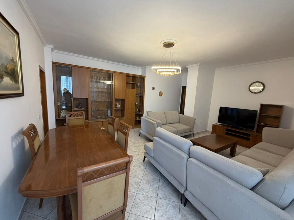 Jepet me qira apartament tek Rruga Siri Kodra 📍 Sipër Ambulancës nr. 3, kati 5 (me ashensor) 📐 110 m² | 🛋️ Sallon + guzhinë | 🛏️ 3 dhoma gjumi | 🚿 2 banjo | 🌇 Ballkon 💶 Çmimi: 750€/muaj