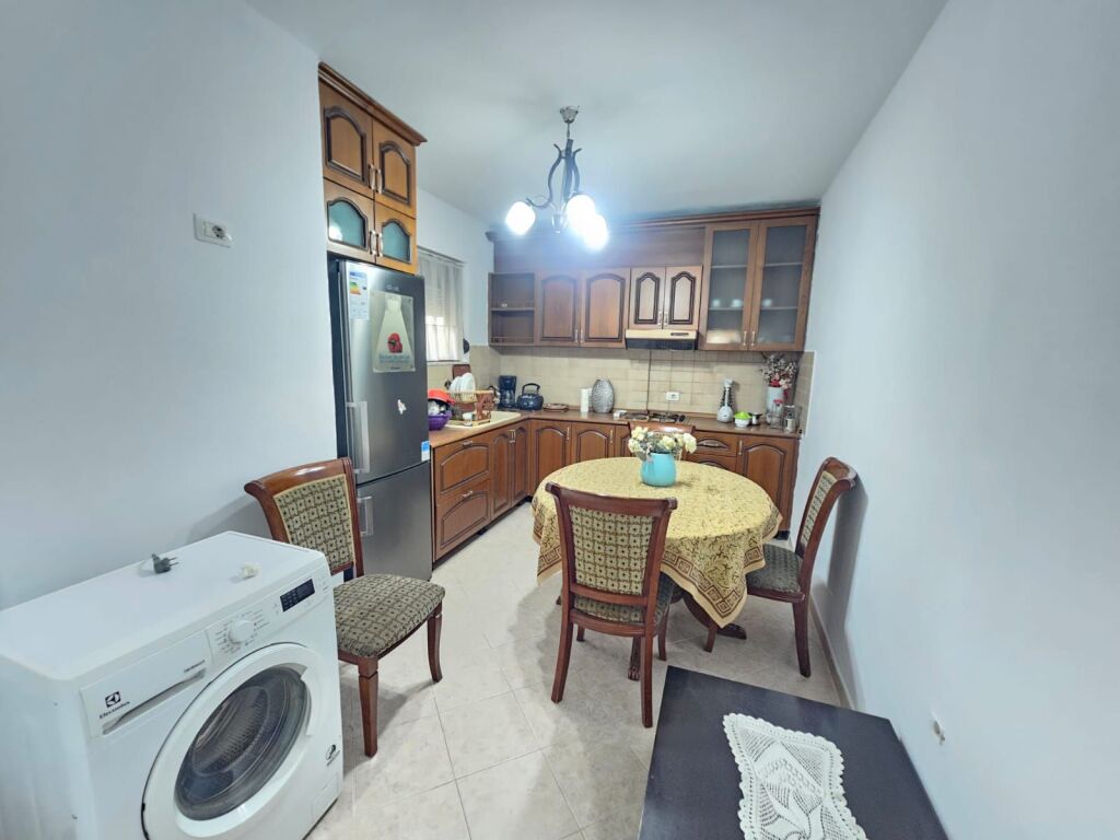 🏖️ VENDESI APPARTAMENTO 1+1 CON CORTILE – ROCCIA DI KAVAJË, DURRËS
