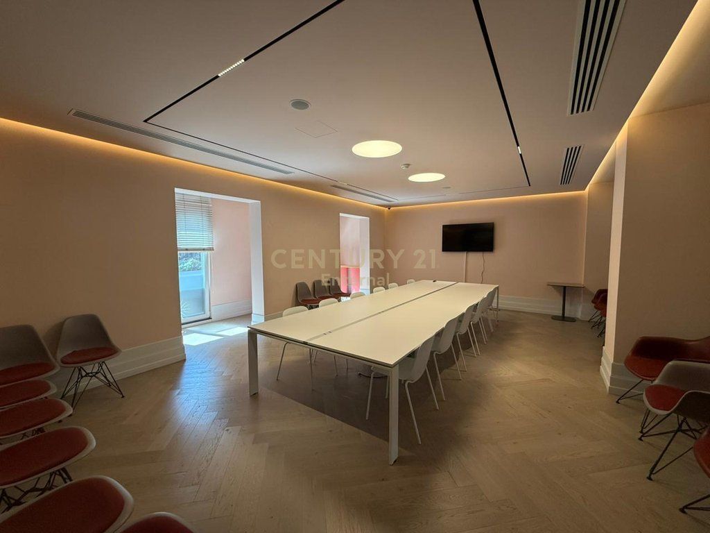 Ambienti per uffici in affitto in Via Elbasani 3,325 € /Mese