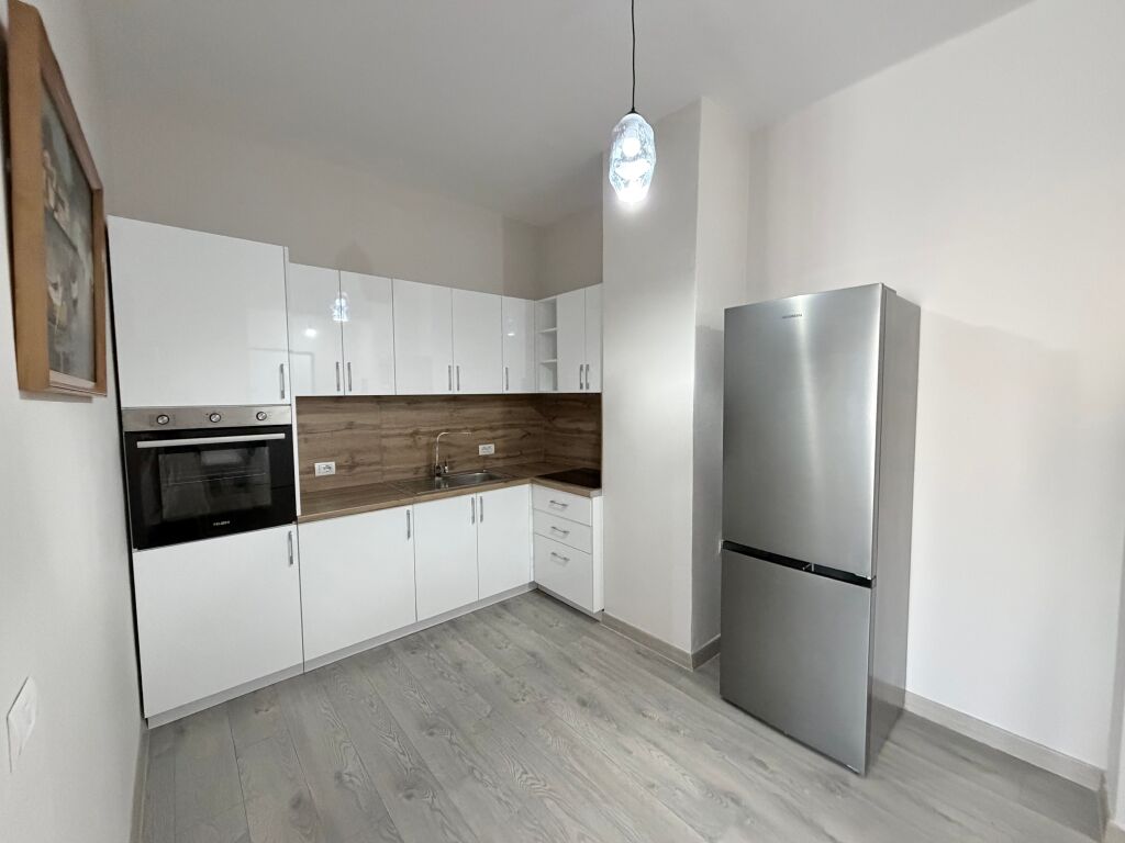 Jepet me qera apartament 1+1 ne rrugen Xhanfize Keko te Xhamlliku.Apartamenti eshte totalisht i ri,i sapo arreduar me cdo gje cilesore,ndodhet ne nje pallat te ri me ashensor.600 mije leke qeraja mujore