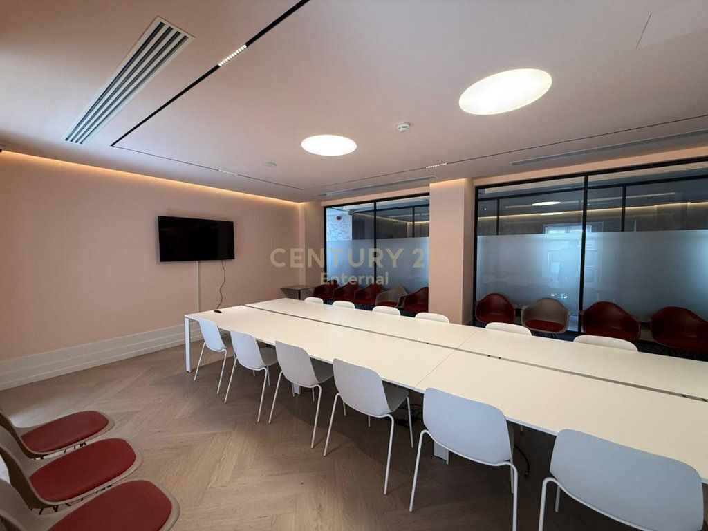 Ambienti per uffici in affitto in Via Elbasani 3,325 € /Mese