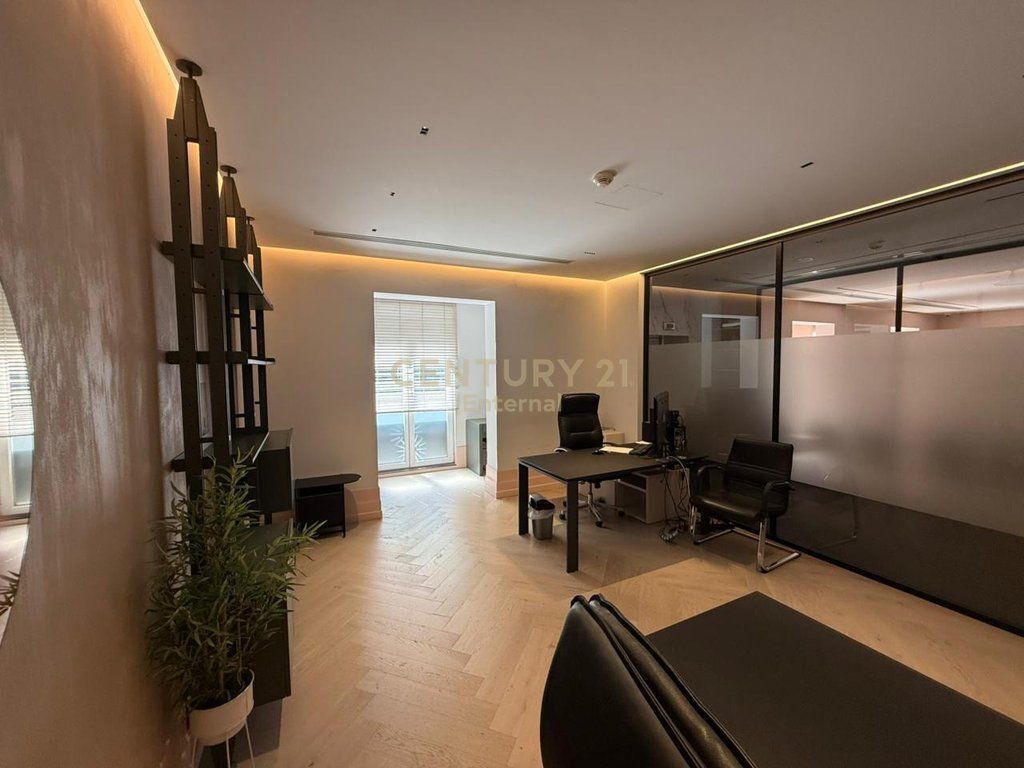 Ambienti per uffici in affitto in Via Elbasani 3,325 € /Mese