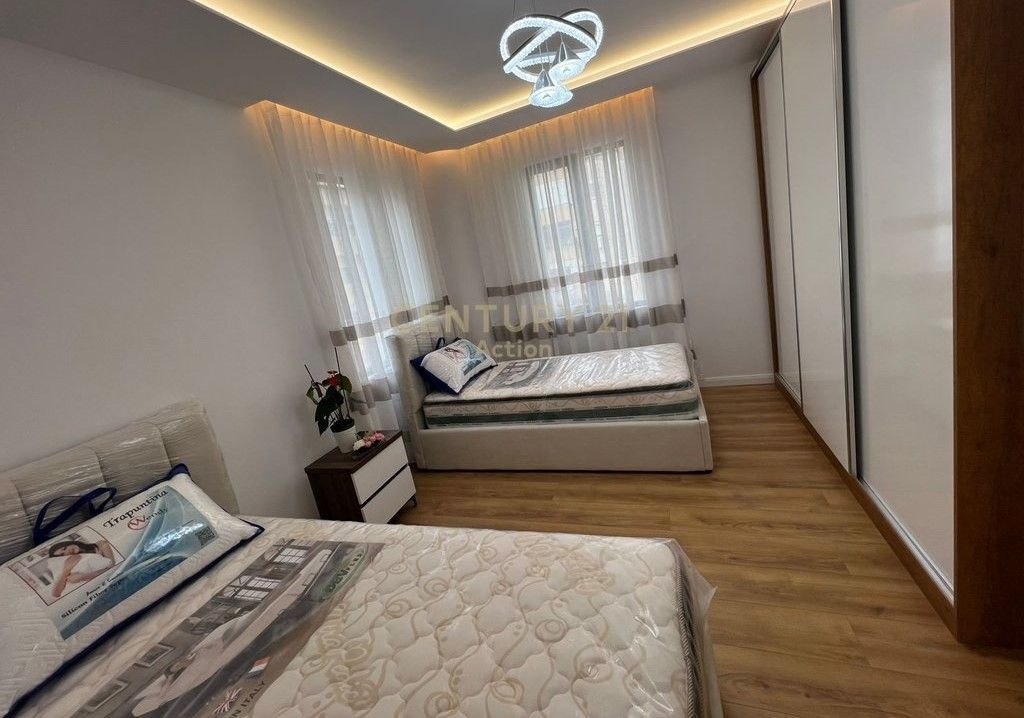 Shitet Apartament 2+1 tek Pallati me Shigjeta