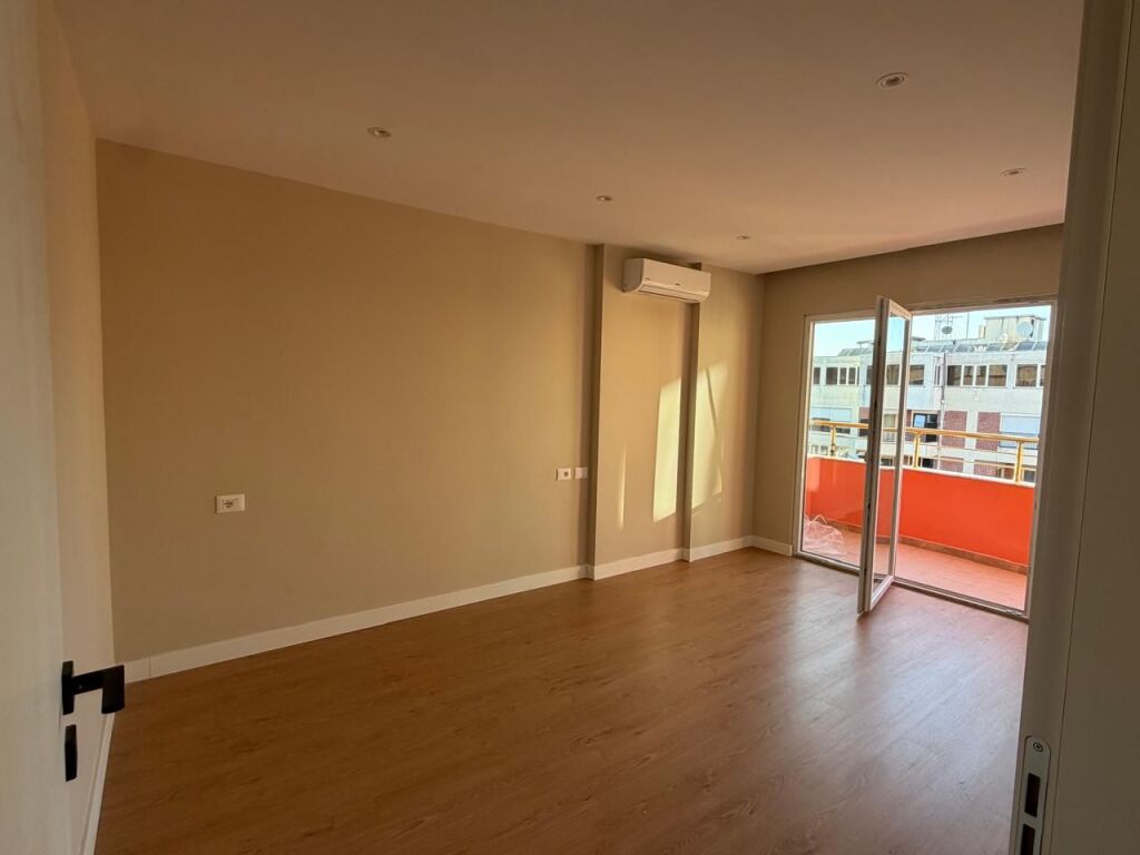 SHITET, APARTAMENT 2+1, ISH-STACIONI I TRENIT