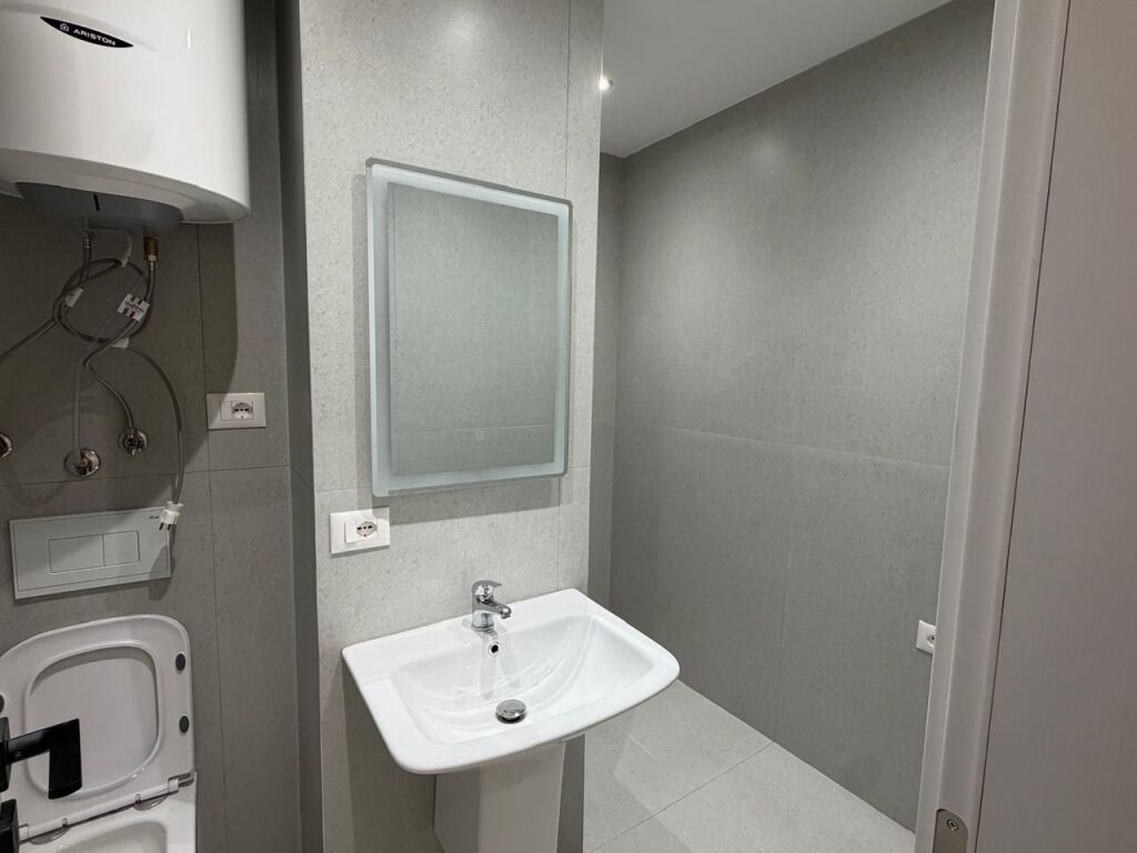 SHITET, APARTAMENT 2+1, ISH-STACIONI I TRENIT