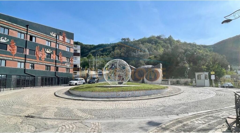 Shitet, Dublex, Kodra e Diellit Tiranë.