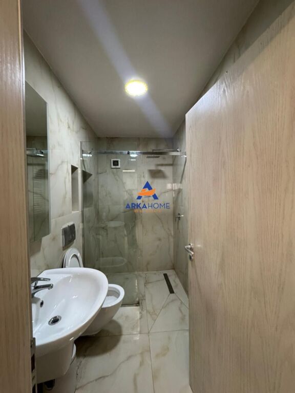 AFFITTASI HOTEL+BAR+VERANDA 600M2 "PIAZZA WILLSON" 12500 EURO