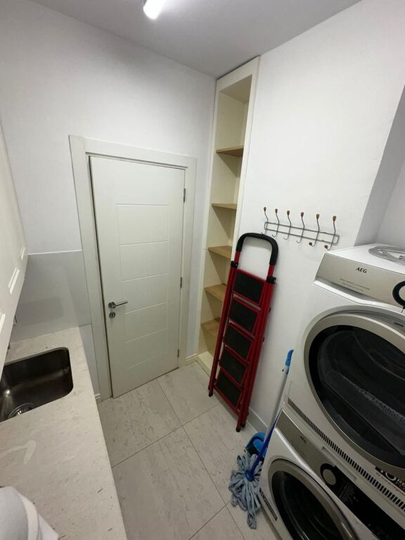 Apartament 3+1 me qira komuna e parisit  • 3 dhoma gjumi  • 2 tualete, 1 lavanderi  • Sallon + kuzhinë  • Ballkon  • 2 poste parkimi (-1)  Me sistem chiller, rekuperim ajri dhe grila të motorizuara. I mobiluar si në foto.  💰 150,000 lekë neto / muaj