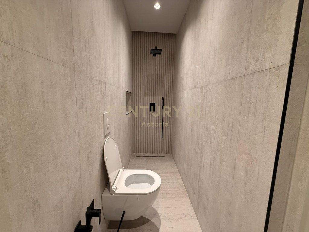 Jepet me qira apartament 1+1 në rrugën “Mihal Grameno”.