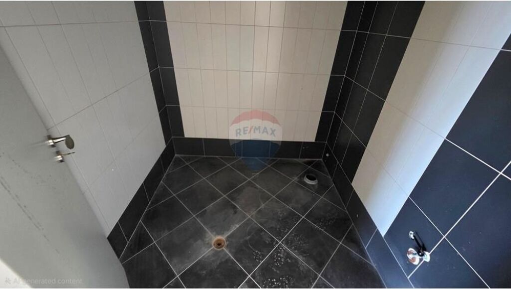 🔥🌊 OCCASIONE ELITARIA – SPAZIO COMMERCIALE IN PRIMA FILA, LUNGOMARE VLORË 🌊🔥