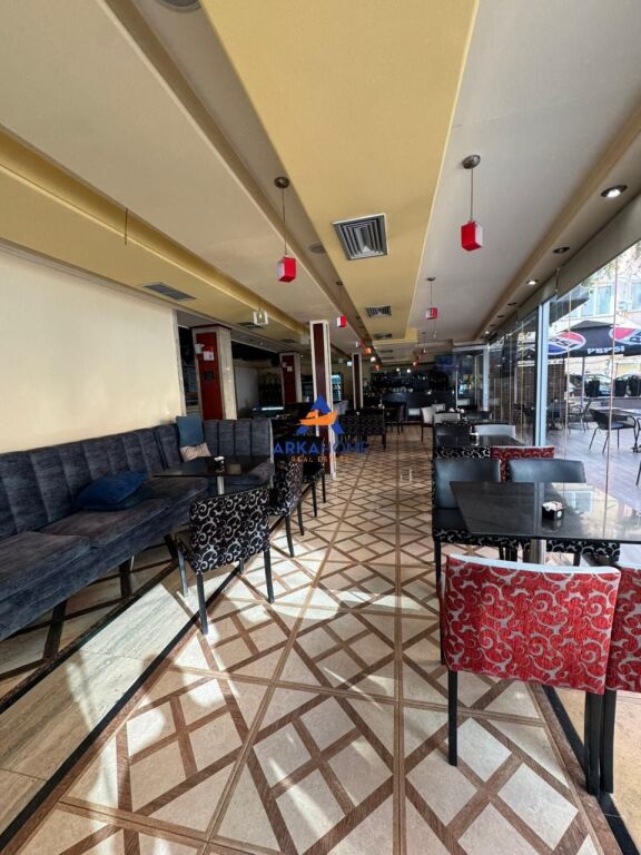 AFFITTASI HOTEL+BAR+VERANDA 600M2 "PIAZZA WILLSON" 12500 EURO