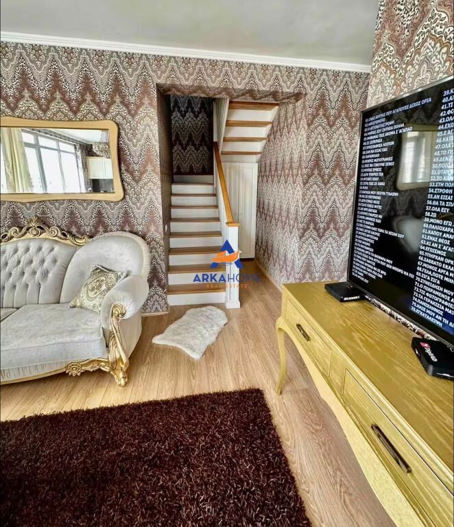 JEPET DUPLEX ME QERA "TE LIQENI I THATE" 1200 EURO (ME POST PARKIMI)