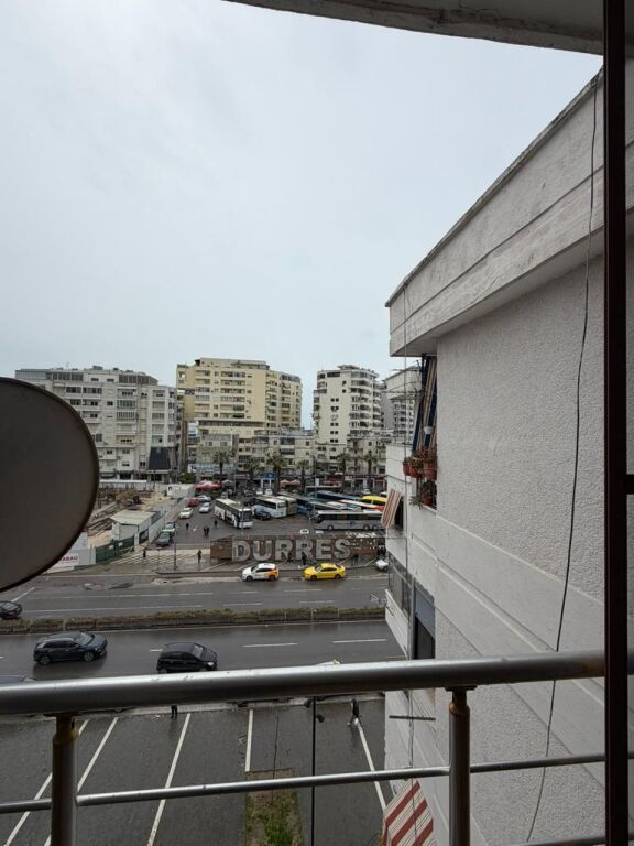 Appartamento 2+1 in vendita vicino alla stazione ferroviaria a Durazzo
