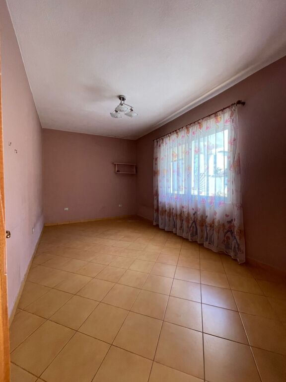 🏠Allias, dietro la scuola di 9 anni “Bajram Curri” si affitta il secondo piano di una villa, 2+1, arredato 60.000 Leke