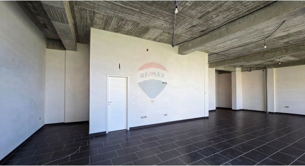 🔥🌊 OCCASIONE ELITARIA – SPAZIO COMMERCIALE IN PRIMA FILA, LUNGOMARE VLORË 🌊🔥