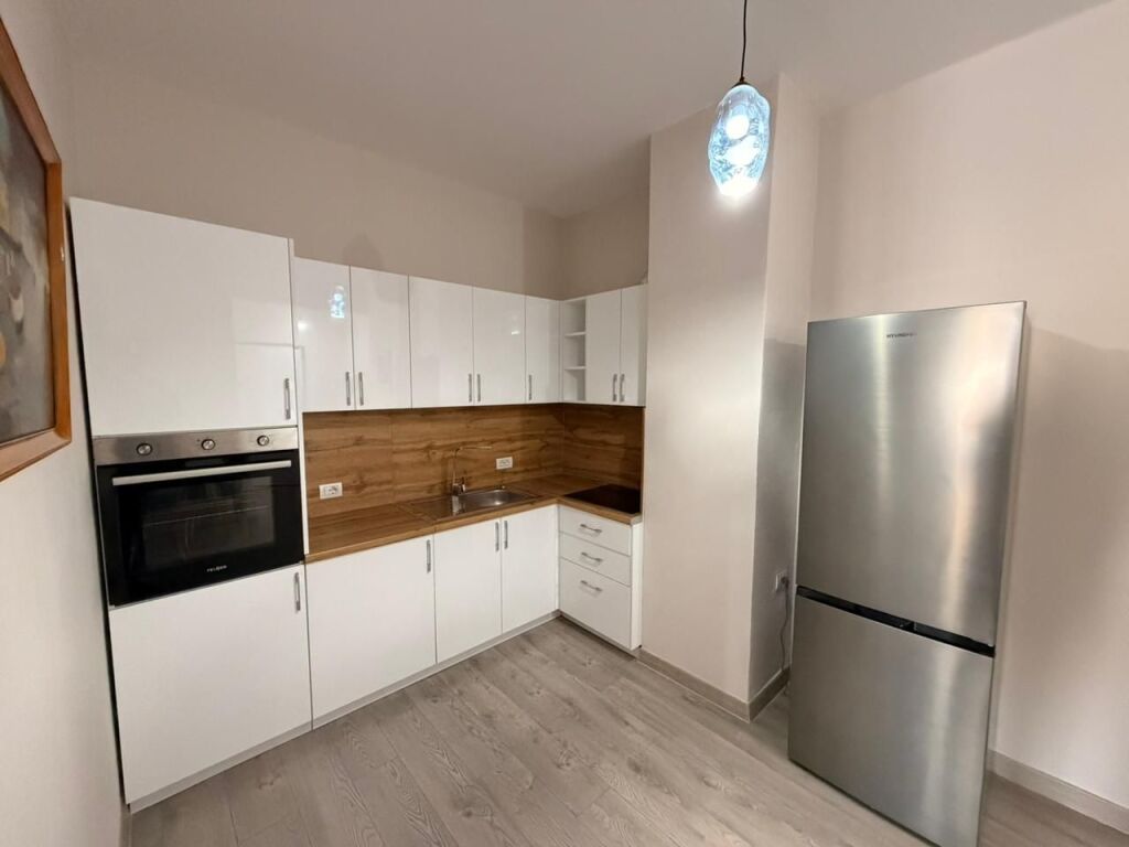 📣 QERA SUPER Apartament 1+1 📍 Xhamllik ✨ 💶 Cmimi 55.000 Leke/Muaj