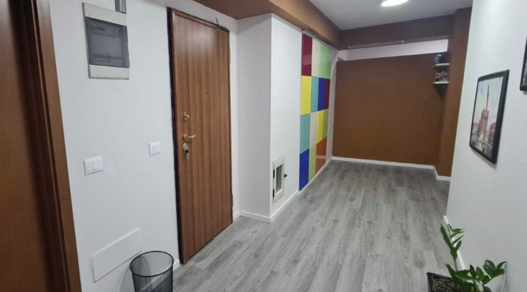 🏢 LOCALE IN AFFITTO – VIA SAMI FRASHËRI, VICINO ALLA SCUOLA “PETRO NINI LUARASI”
