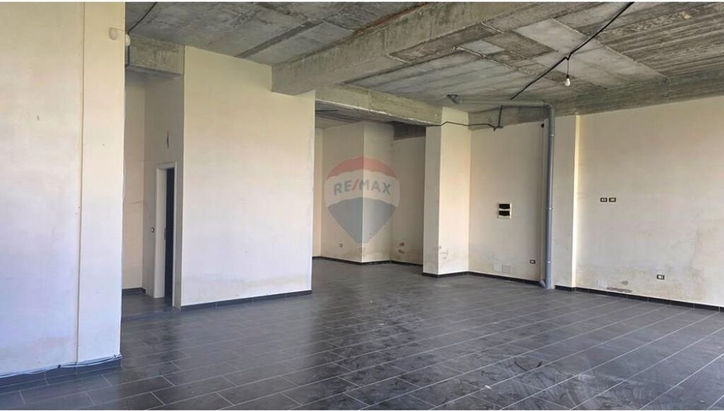 🔥🌊 OCCASIONE ELITARIA – SPAZIO COMMERCIALE IN PRIMA FILA, LUNGOMARE VLORË 🌊🔥