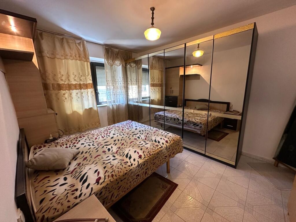 🏢Via Elbasan, affittasi appartamento 1+1, arredato. 50.000 Leke