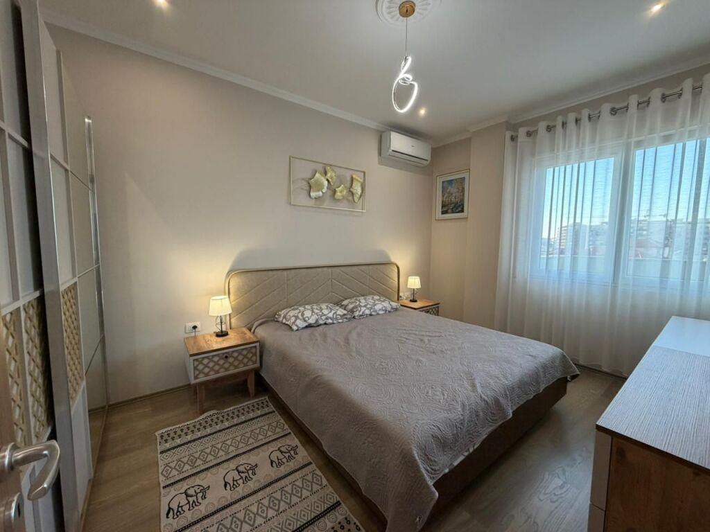 🏡Jepet me qera apartament 1+1  📍 Vendndodhja: Pallati Tibo, përballë Delijorgjit💰 Qeraja: 65,000 lek/muaj