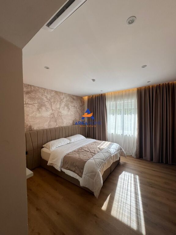 AFFITTASI HOTEL+BAR+VERANDA 600M2 "PIAZZA WILLSON" 12500 EURO