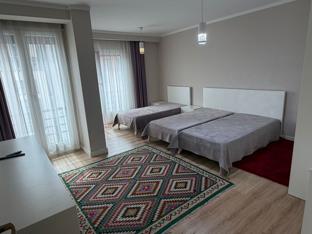 Jepet me qira apartament 2+1 i mobiluar 📍 Tek Liqeni, kompleksi nobis 🏢 Kati i 5-të 🚗 Përfshihet parkimi 💶 Çmimi: 1500 Euro/muaj