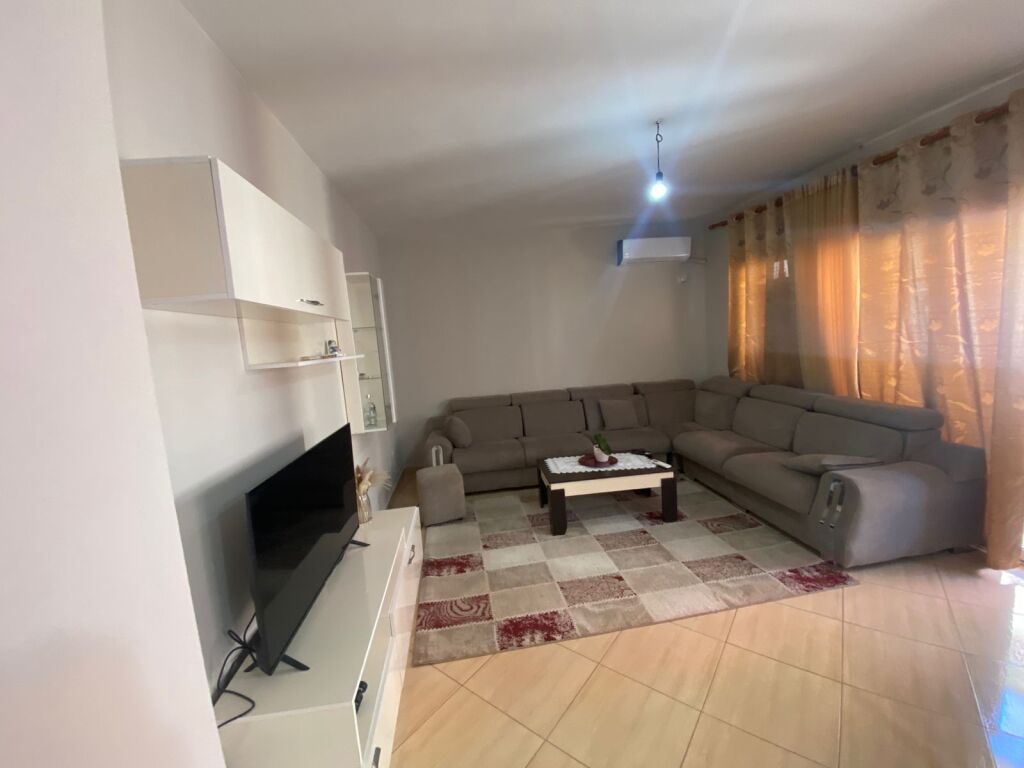 Apartament 1+1, Astir!